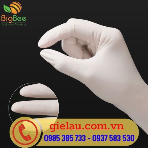 Găng tay y tế được thiết kế với đầu ngón tay nhám, giúp việc cầm, nắm dễ dàng 