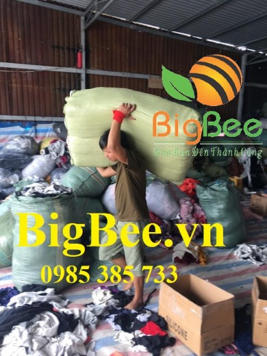 Giẻ Lau Minh Hương giao vải lau công nghiệp cho khách ở xã Long Khê, H.Cần Đước, Long An